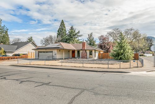 2864 Hawaiian Ave, Medford, OR, 97504-5085 | Card Image