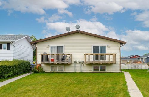 2005 &amp; 2007 25 Avenue, Home with 3 bedrooms, 1 bathrooms and 4 parking in Bowden AB | Card Image