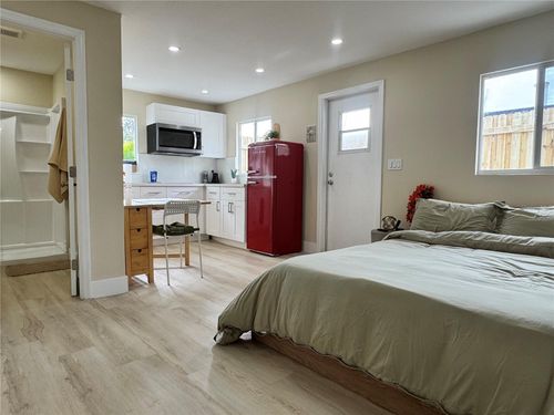 4135 Des Moines St Ne, Saint Petersburg, FL, 33703-5440 | Card Image