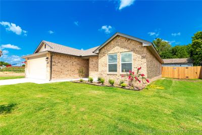 2520 W Main Street, House other with 3 bedrooms, 2 bathrooms and null parking in Collinsville OK | Image 3