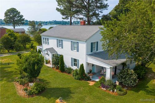 82 Sturgeon St, Deltaville, VA, 23043-2402 | Card Image