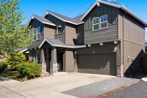 2858 Ne Forum Dr, Bend, OR, 97701-5355 | Card Image