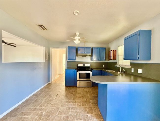 427 Field Ave, House other with 2 bedrooms, 1 bathrooms and null parking in Taft TX | Image 5