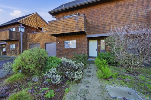 65 Freedom Ln N, Petaluma, CA, 94952-2162 | Card Image