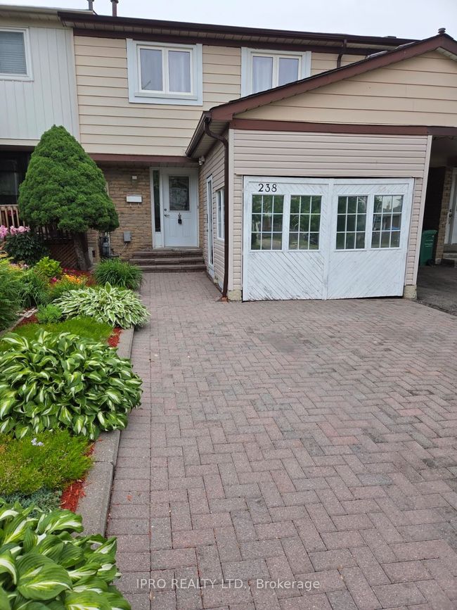 238 Royal Salisbury Way, House attached with 3 bedrooms, 2 bathrooms and 3 parking in Brampton ON | Image 4
