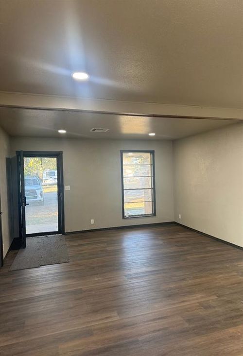 107 W Quapaw St, Lindsay, OK, 73052-7223 | Card Image