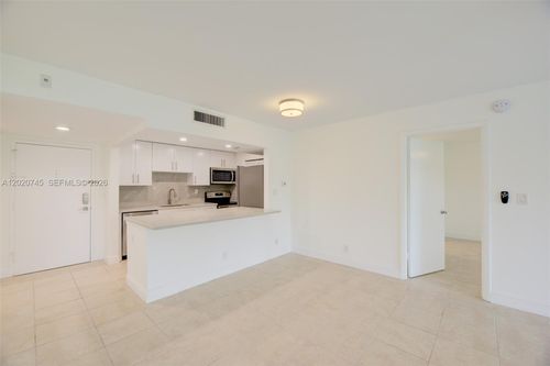 211-200 Lakeview Dr, Weston, FL, 33326-1004 | Card Image