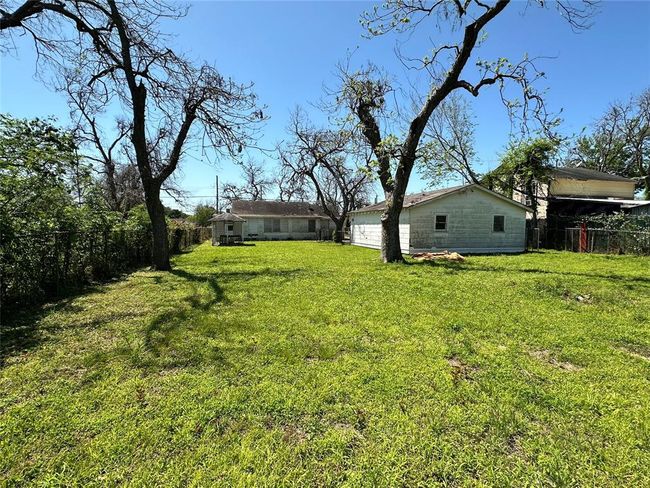 249 S Main St, House other with 3 bedrooms, 2 bathrooms and 2 parking in Clute TX | Image 9
