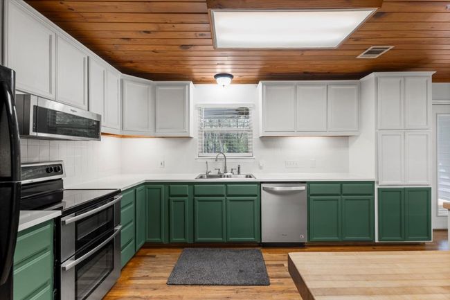 Kitchen appliances and countertops | Image 37