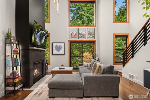 apt-201-1605 E Pike St, Seattle, WA, 98122-4156 | Card Image