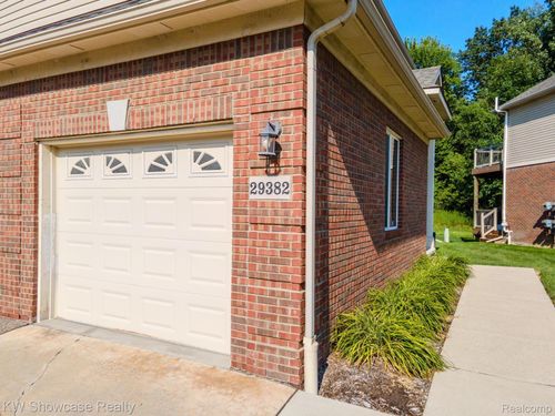 685-29382 Woodpark Cir, Warren, MI, 48092-6305 | Card Image