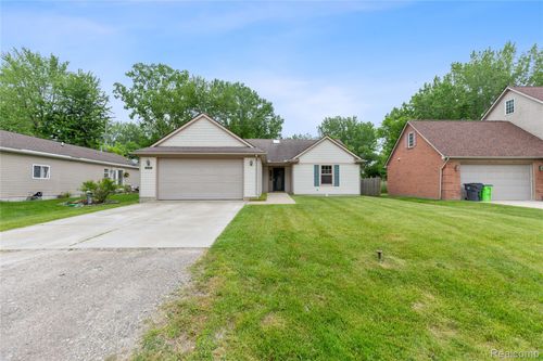 39562 Macomber St, Harrison Township, MI, 48045-1866 | Card Image