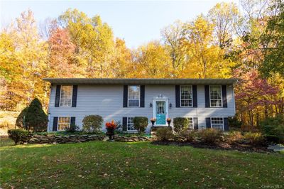 Raised ranch with a front lawn | Image 1