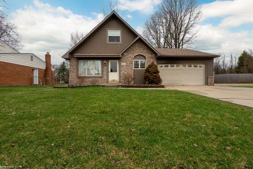 33153 Palmetto Dr, Chesterfield, MI, 48047-1428 | Card Image