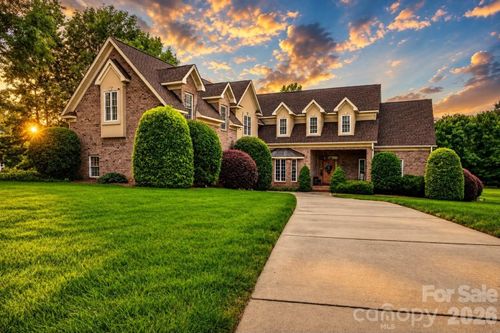 2027 Meadow Run Dr, Matthews, NC, 28104-9535 | Card Image