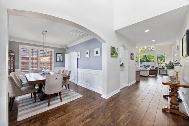 Formal dining room is located off the front entry and conveniently connects to the ktichen. | Image 21