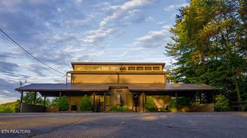 56ab-3933 Dollys Dr, Sevierville, TN, 37876-8615 | Card Image