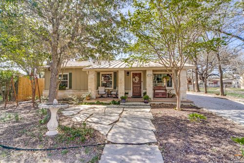 313 Roosevelt Ave, Boerne, TX, 78006-2934 | Card Image