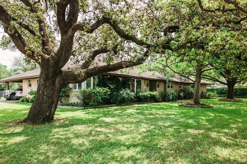 1188 E Oak St, La Grange, TX, 78945-2110 | Card Image