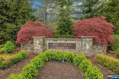 2 Crocker Mansion Dr, Mahwah, NJ, 07430-2541 | Card Image