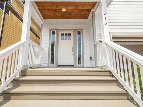 915 E 37th St, Houston, TX, 77022-5027 | Card Image