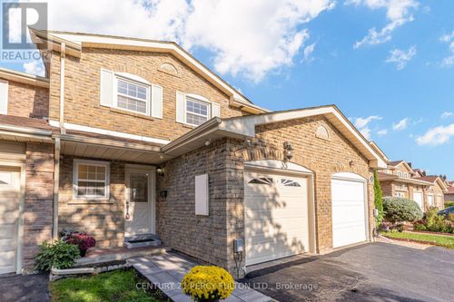 33 Lorna Rae Boulevard, Toronto (Milliken), ON, M1V2C7 | Card Image