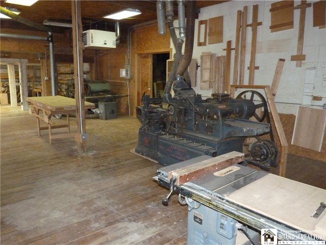 Plenty of work space | Image 6