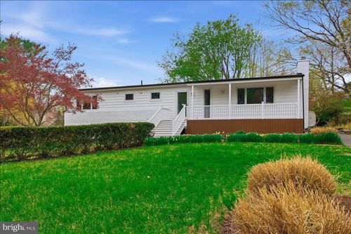 822 Walker Rd, GREAT FALLS, VA, 22066-2607 | Card Image