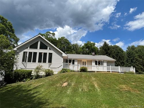 8 Trillium Rd, Pleasant Valley, NY, 12569-7432 | Card Image