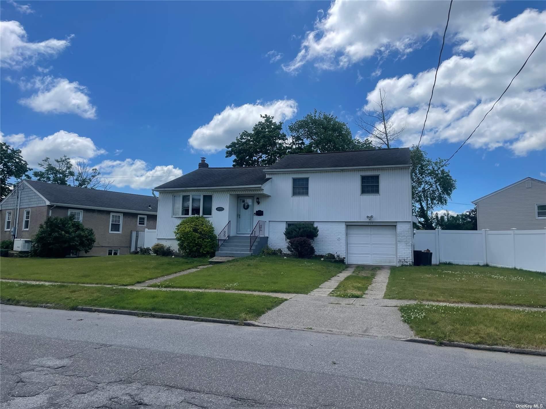 Bayside Ave, Oceanside, NY 11572