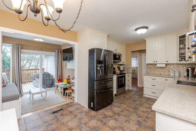 Eating area just off the Kitchen | Image 15