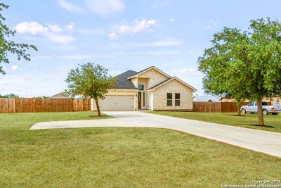 153 Medium Meadow, House other with 4 bedrooms, 3 bathrooms and null parking in Lytle TX | Image 1