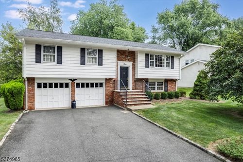 4 Williamsburg Dr, Roseland, NJ, 07068-1215 | Card Image