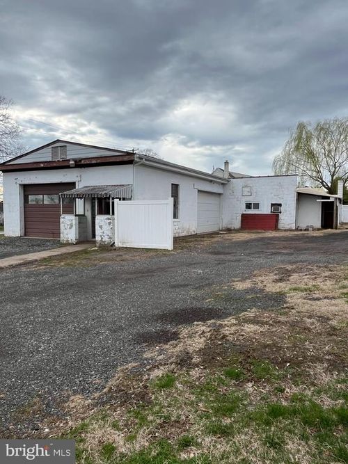 301 Penn St, PENNSBURG, PA, 18073-1018 | Card Image