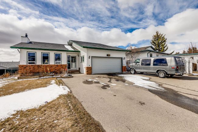 126 Stafford Street, Home with 5 bedrooms, 3 bathrooms and 5 parking in Crossfield AB | Image 2