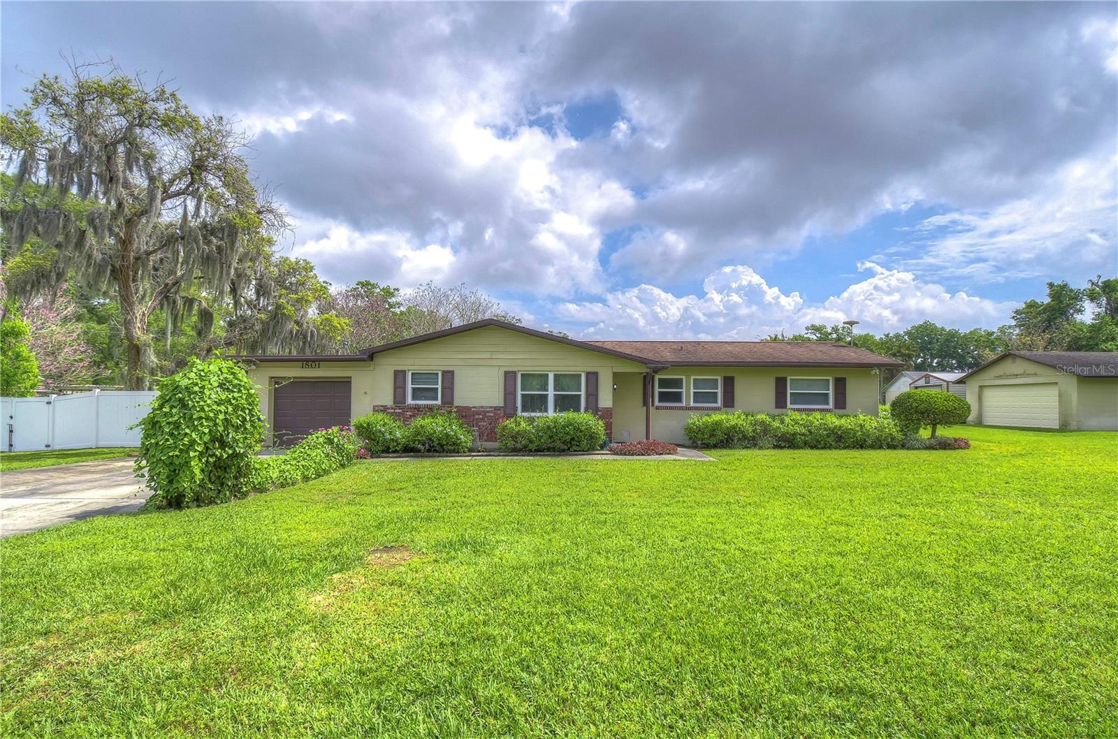 Stillmeadow Dr, Valrico, FL 33596