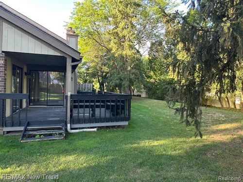 7391 Radcliff Dr, West Bloomfield, MI, 48322-3534 | Card Image