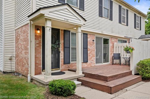 7741 Lake Ridge Dr, Waterford, MI, 48327-4166 | Card Image