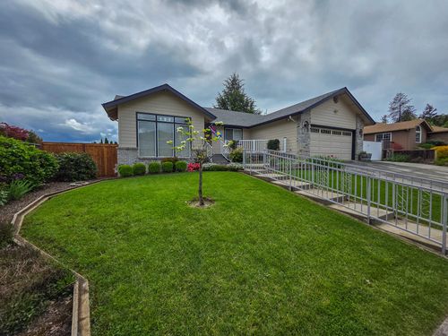 909 Nw Regent Dr, Grants Pass, OR, 97526-3390 | Card Image