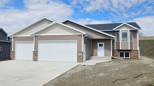 5408 Titanium Dr, Bismarck, ND, 58503-6977 | Card Image