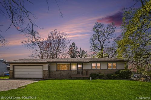 7829 W St Joe Hwy, Lansing, MI, 48917-8867 | Card Image