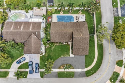 741 Sw 100th Ter, Pembroke Pines, FL, 33025-1001 | Card Image