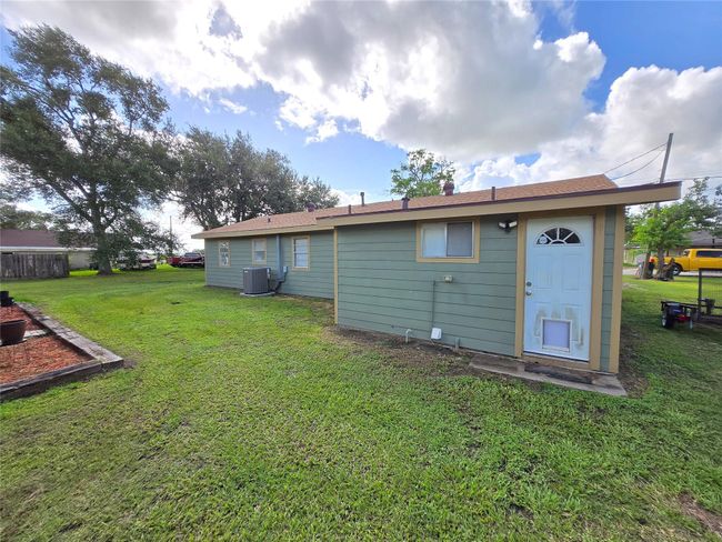 610 E Division St, House other with 3 bedrooms, 2 bathrooms and 3 parking in Edna TX | Image 9