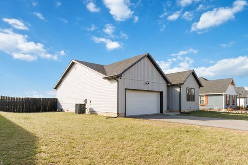 111 Dean Dr, Harrodsburg, KY, 40330-8313 | Card Image