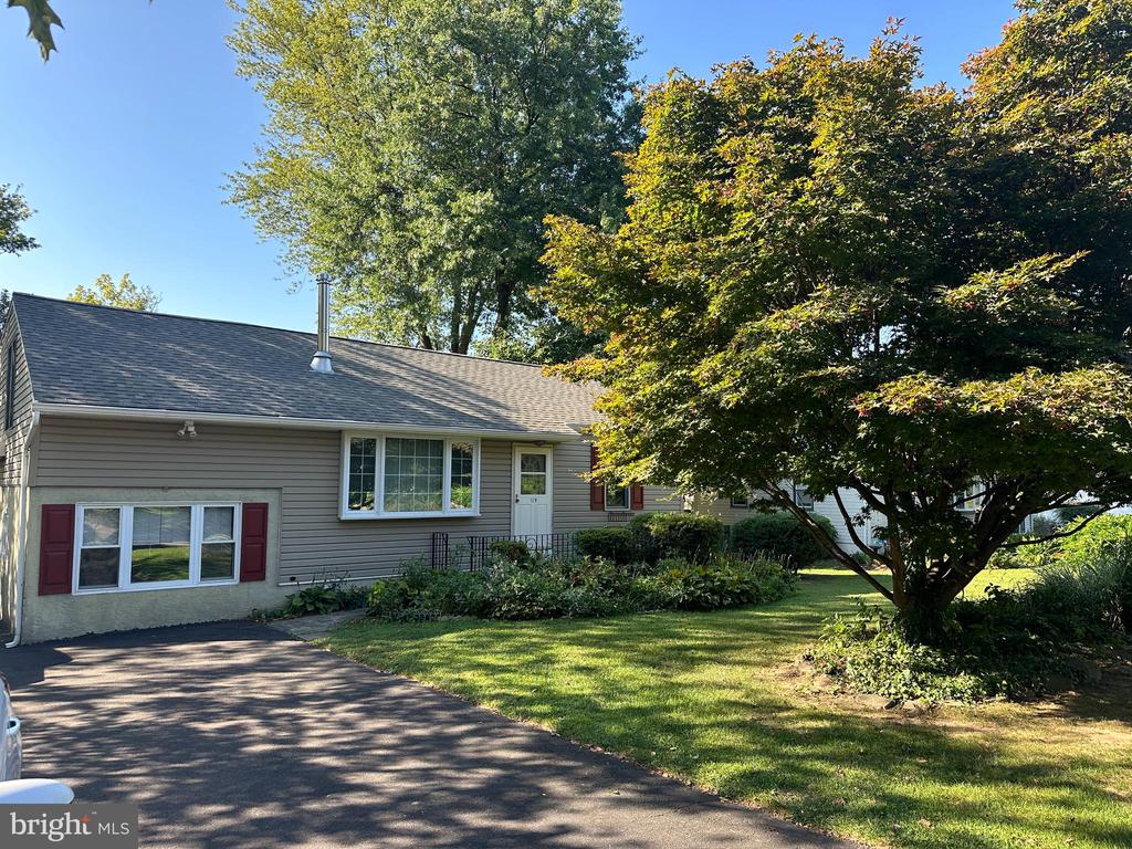 Maple Ave, Southampton, PA 18966