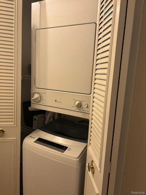 433 Fox Hills Dr S, Bloomfield Hills, MI, 48304-1350 | Card Image