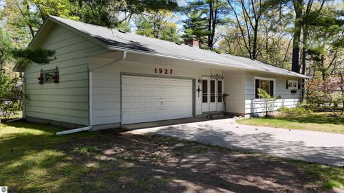 1927 Chippewa St, Traverse City, MI, 49686-3004 | Card Image