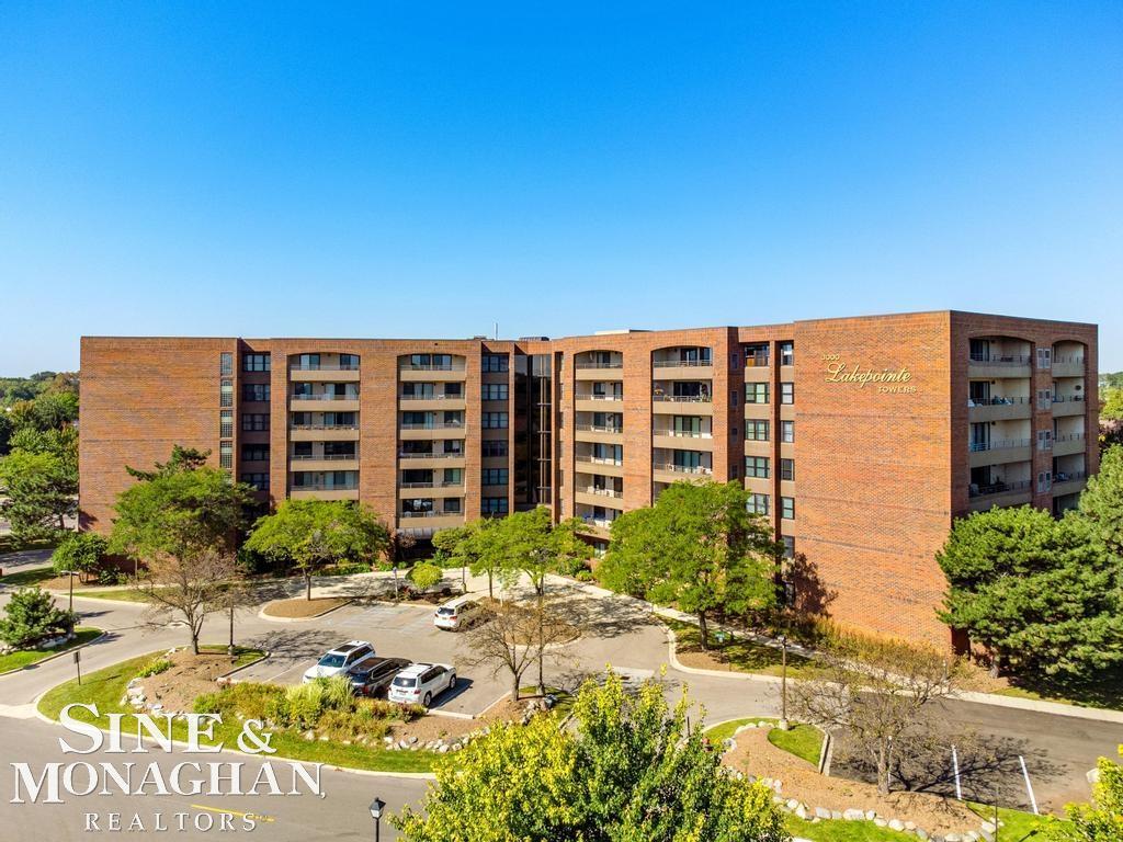 Country Club Dr, Saint Clair Shores, MI 48082