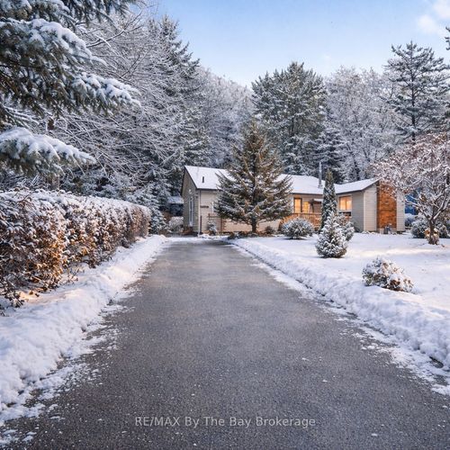 11 39th St S, Wasaga Beach, ON, L9Z1S2 | Card Image