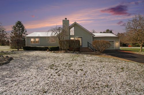 9156 Apple Orchard Dr, Fenton, MI, 48430-8950 | Card Image